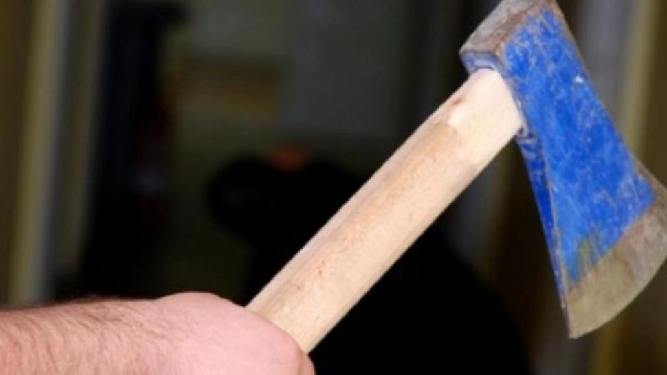 Un bărbat scos din minți că nu are internet a ieșit cu toporul pe casa scării și a tăiat cablurile, apoi i-a agresat pe vecini. Au intervenit jandarmii