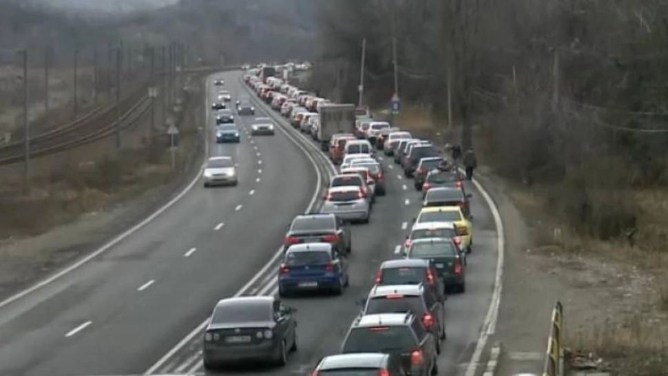 Aglomerație pe drumul spre munte. Se circulă în coloană între Breaza și Comarnic