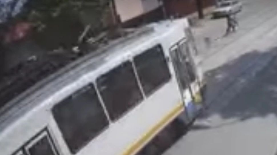 VIDEO Anchetă la STB, după imaginile cu tramvaiul care a fost pe punctul de a lovi doi copii și pe mama lor