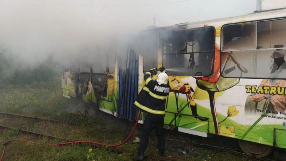 Tramvai lovit de FULGER în Craiova! A luat foc în mers - Vatmanul a reuşit să coboare şi să sune la 112 VIDEO