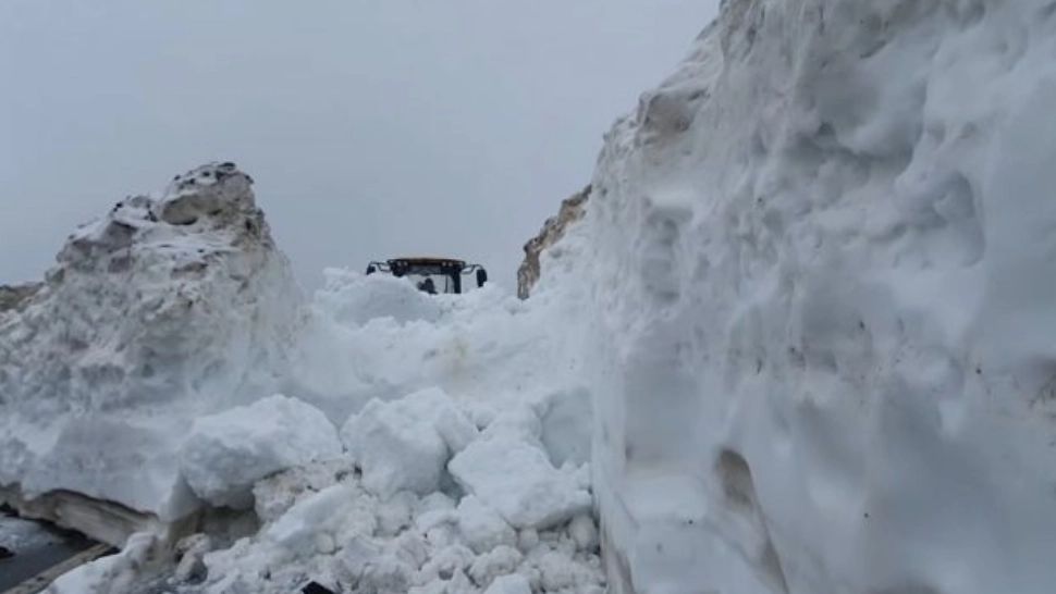 CÂND se reia circulația pe Transalpina și Transfăgărășan - Ce spun drumarii despre deszăpezire