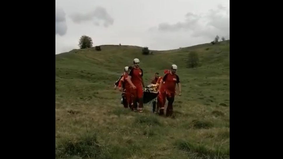 VIDEO | Turist recuperat de salvamontiști dintr-o zonă greu accesibilă a Munților Gutâi