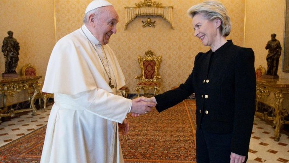 Ce a discutat Ursula von der Leyen cu Papa Francisc, la Vatican - Cadourile oferite după prima audiență la Suveranul Pontif 