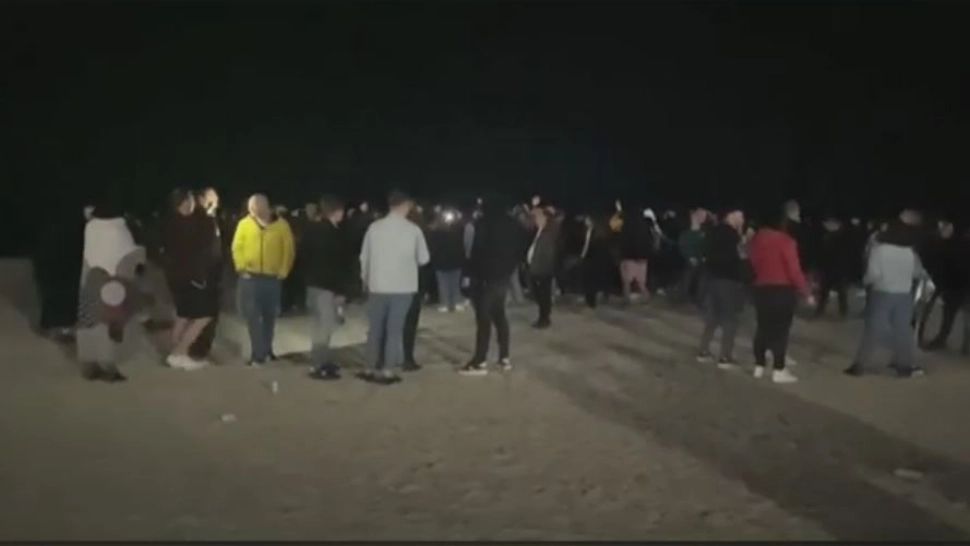 VIDEO | Vama Veche a fost „luată cu asalt” de mii de tineri. Distracția s-a terminat mult după răsăritul soarelui