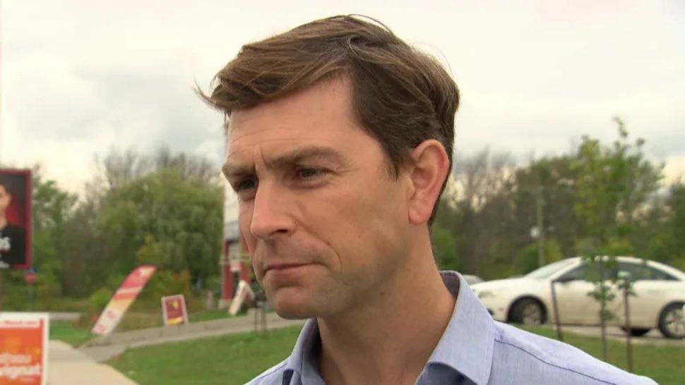 Campionul penibilului. Un politician a fost surprins urinând în timpul unei ședințe parlamentare online, după ce în alta a apărut gol