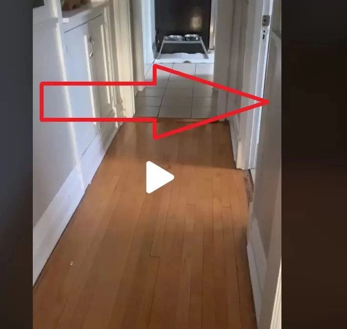 VIDEO – Un zgomot extrem de ciudat se auzea din baie. Bărbatul s-a speriat și a decis să filmeze totul – Deznodământul amuzant