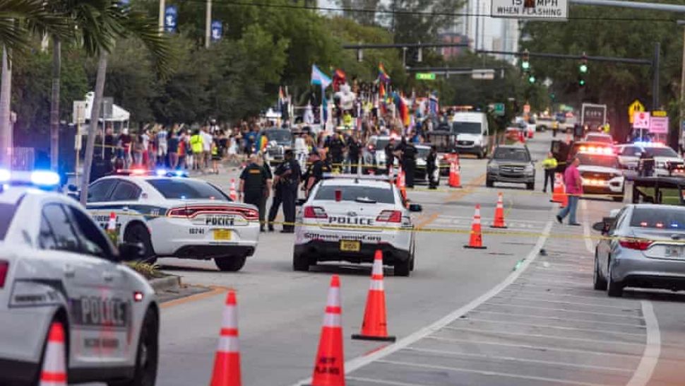 O camionetă a intrat în oameni la o paradă gay din SUA - Un bărbat a MURIT, alții au fost loviţi