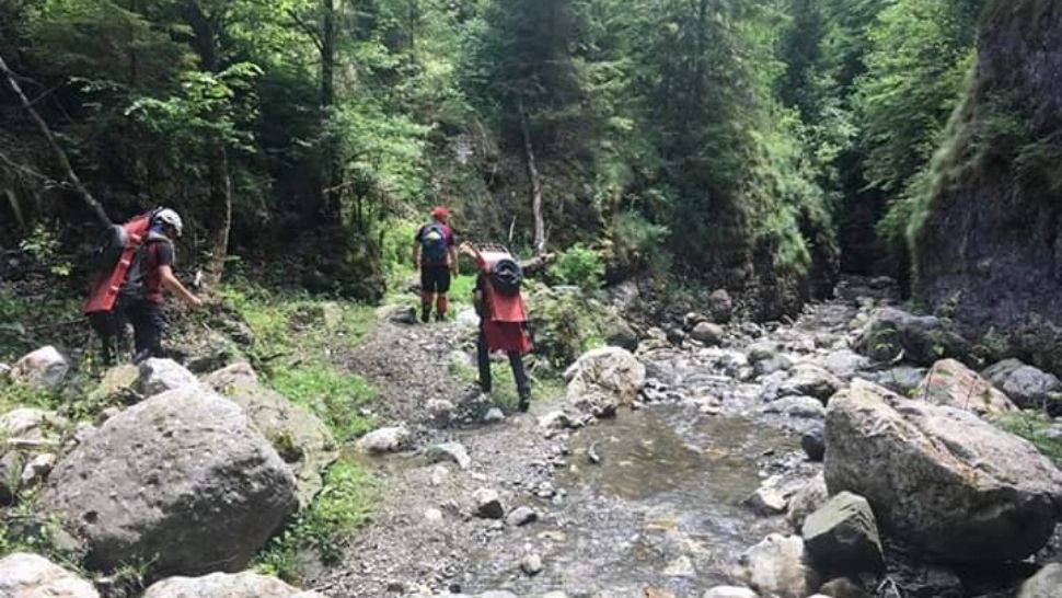 Salvamont, intervenție dificilă: tânără cu fractură, salvată după 4 ore