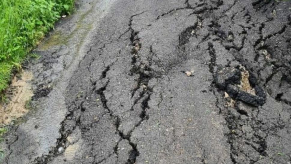 Alunecare de teren într-o localitate din Dâmbovița. Infrastructura rutieră și un stâlp de electricitate, AFECTATE