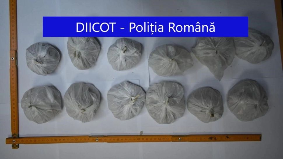 FOTO/VIDEO Cantitate mare de DROGURI confiscată de procurorii bucureșteni. Cum a încercat unul dintre traficanți SĂ SCAPE de rucsacul plin cu heroină