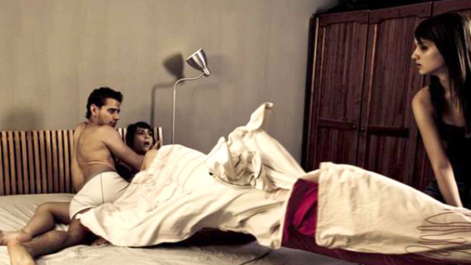 Și-a prins soțul în pat cu o tânără. Se pregătea să plece, dar el i-a spus ceva ce a lăsat-o MASCĂ