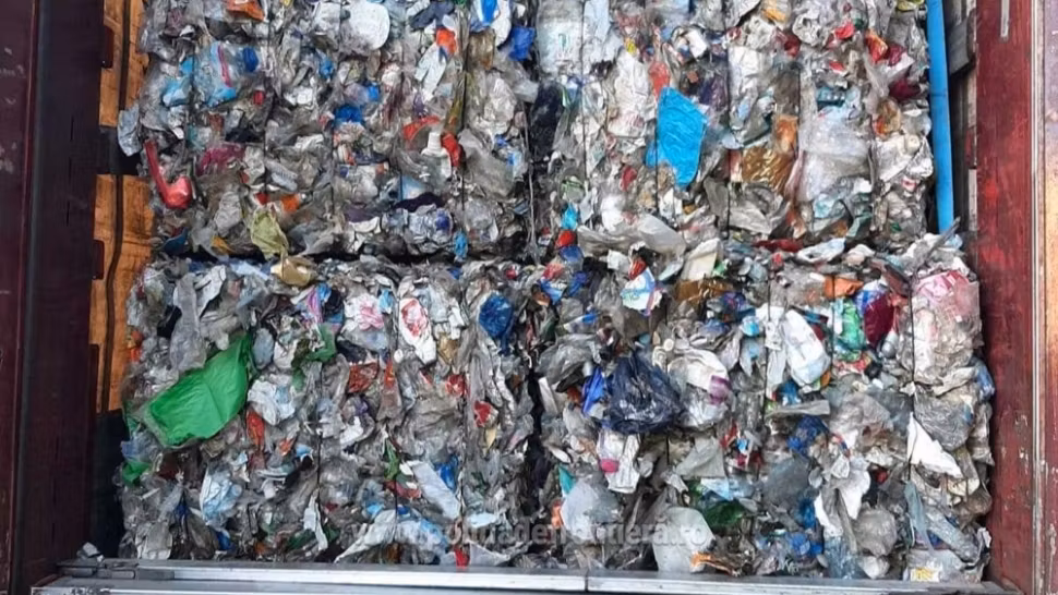 FOTO Peste 25  tone de deșeuri din PET-uri uzate şi textile, oprite în Vămile Borș și Nădlac