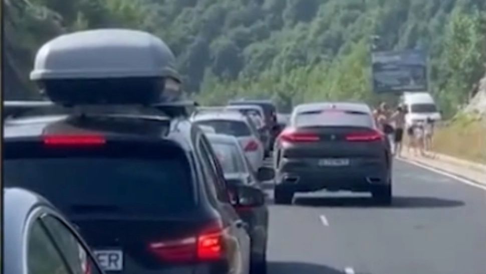 Coadă de 10 km la intrare în Grecia. Ce spun românii nevoiți să aștepte