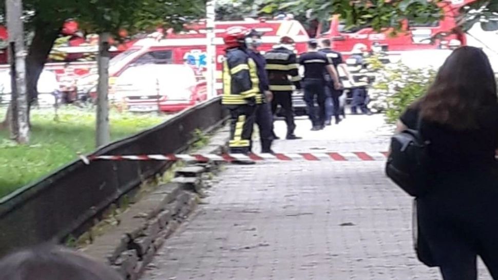 VIDEO Scene ȘOCANTE în Slatina: o femeie a murit, după ce a căzut de la etajul 4 al unui bloc. Se ia în calcul SINUCIDEREA