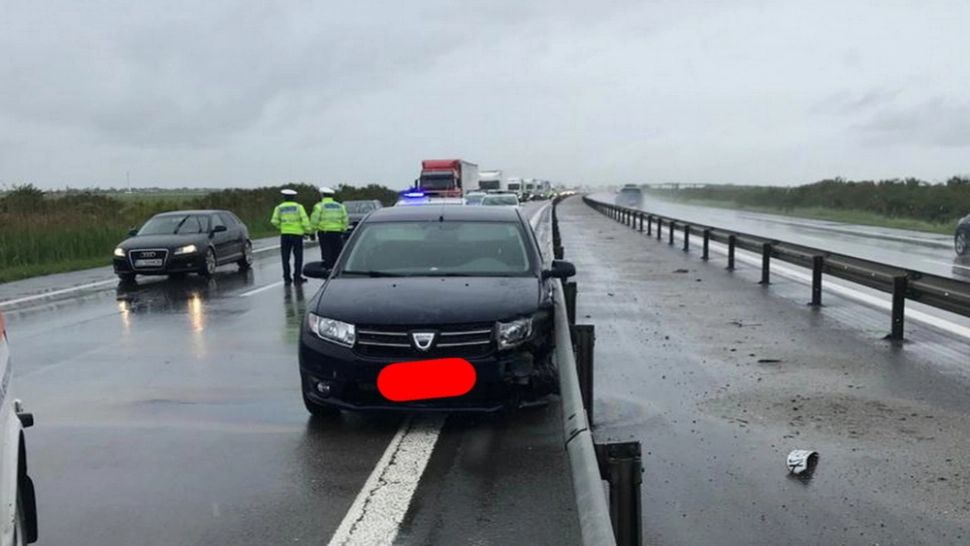 Autoturism înfipt într-un parapet pe Autostrada A1, în județul Dâmbovița. O persoană a fost rănită