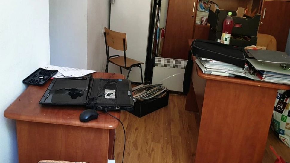 Gradiniță vandalizată cu un topor în miez de noapte, la Anina. Un posibil suspect, audiat