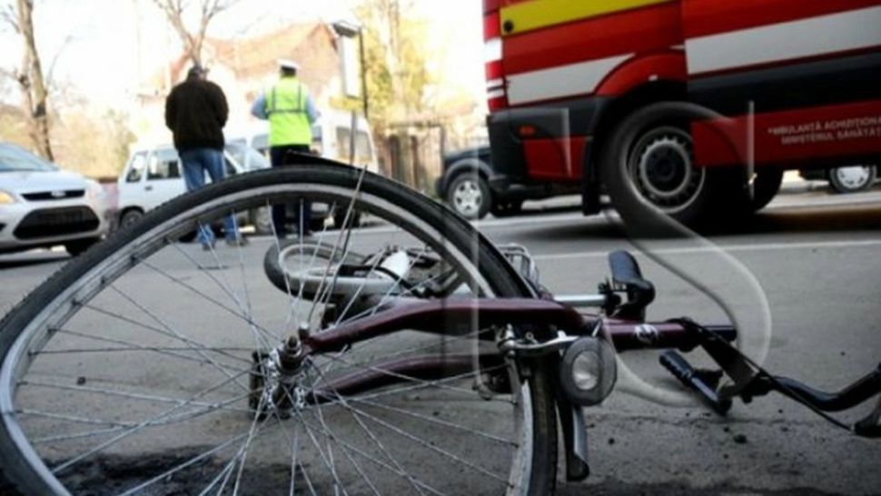  Un biciclist în vârstă de 82 de ani, la spital după ce a fost acroșat de o mașină. Poliția a deschis dosar penal