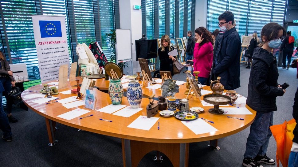 Gest umanitar IMPRESIONAT, de Ziua Copilului - O imprimantă Braille, donată de Camera Notarilor Publici Bucureşti elevilor nevăzători de la un liceu din Capitală