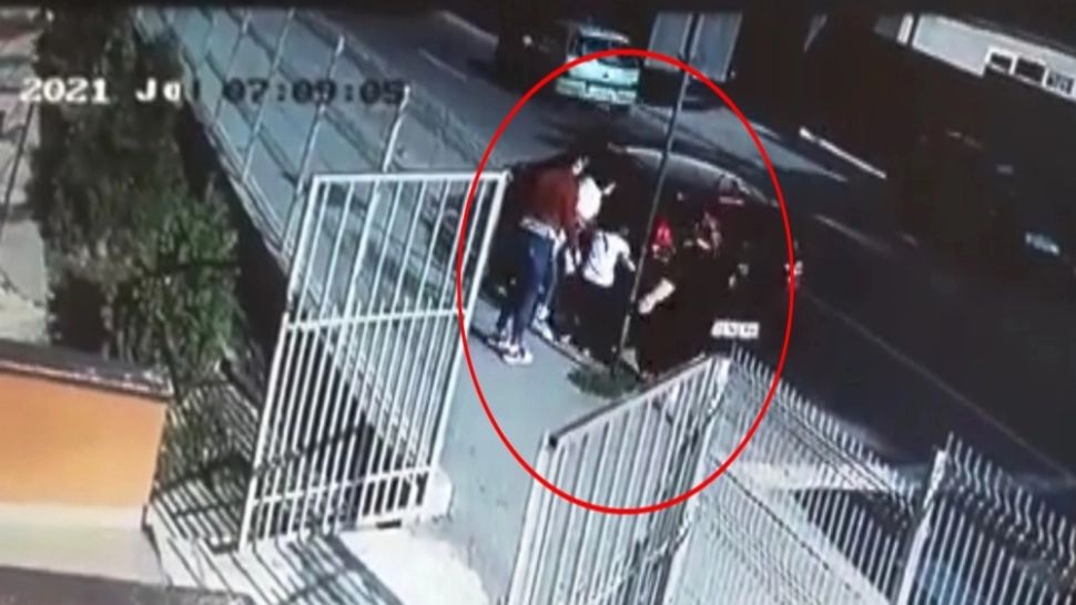 VIDEO O femeie din Craiova şi-a luat cu FORȚA copiii de la grădiniţă: femeia a SPART ușa și a LOVIT o educatoare