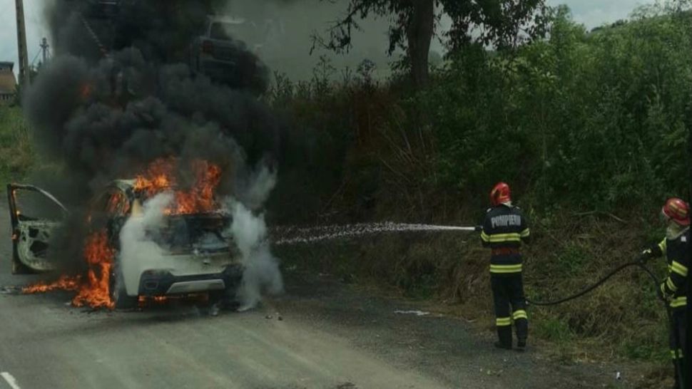 FOTO  Mașină cuprinsă de flăcări în mers, în județul Tulcea. Clipe de PANICĂ pentru șofer și participanții la trafic - Imagini TERIBILE