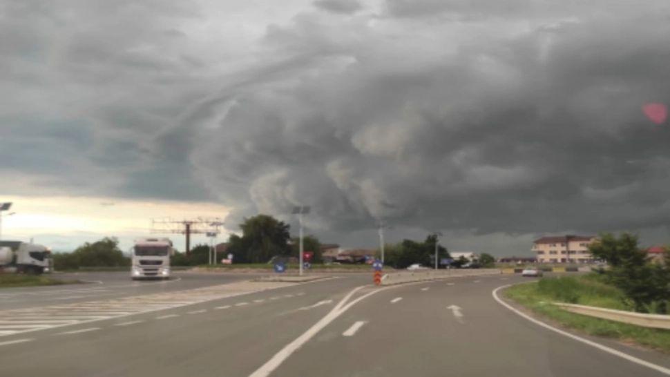 FOTO+VIDEO Nori apocaliptici pe cerul județului Buzău