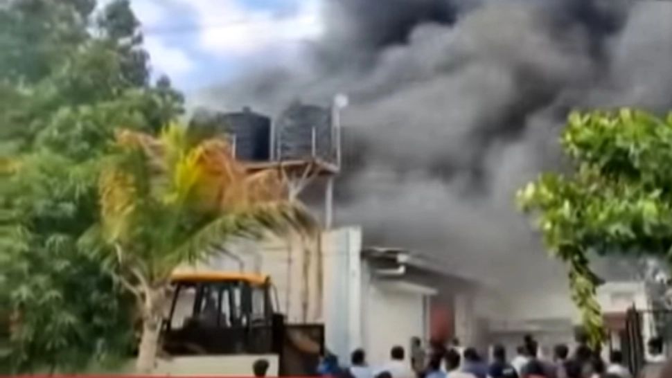 VIDEO |  Incendiu de proporții la o fabrică de dezinfectanți din India: 15 MORȚI