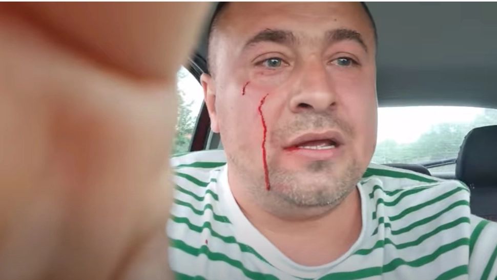 Interlopii care au bătut un activist, de față cu poliția, au fost reținuți