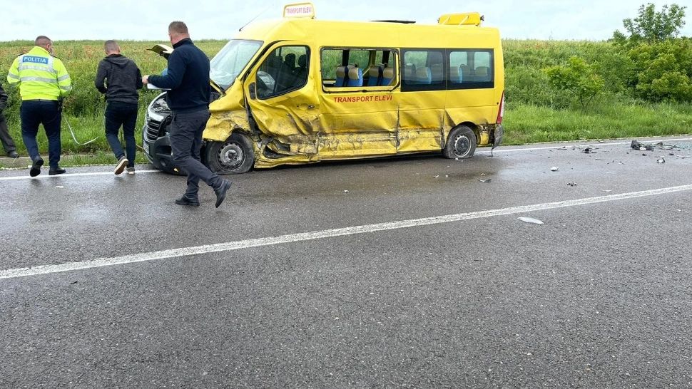 Accident grav în județul Giurgiu, între un microbuz și două mașini. Cinci persoane rănite