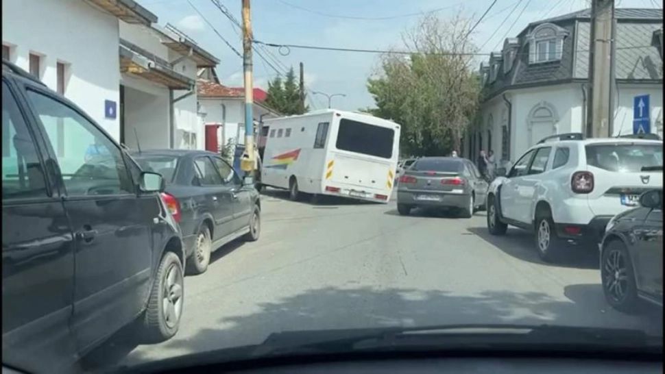 VIDEO O dubă cu deținuți s-a blocat după ce strada s-a surpat sub roți, chiar în fața Penitenciarului din Craiova