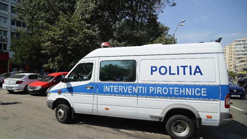 Alertă cu BOMBĂ la un mall din Deva! Intervenție de amploare a pirotehniștilor după EVACUAREA urgentă a oamenilor