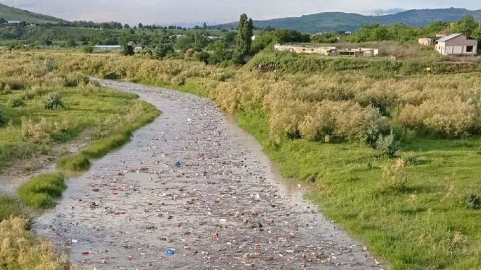 Dezastru ecologic: Râu din Prahova, plin cu tone de PET-uri și ambalaje
