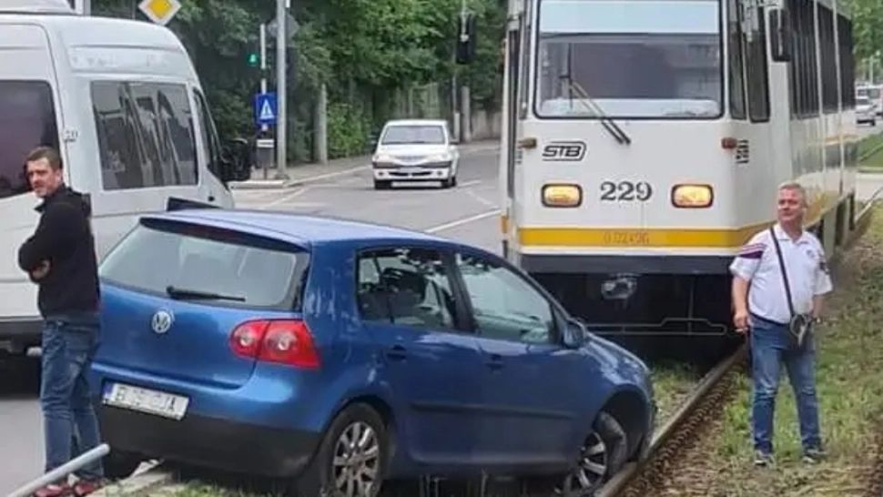 Trafic blocat pe linia unui tramvai din București, după ce un șofer a intrat cu mașina pe șine