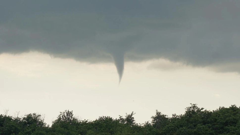 FOTO Fenomen de tip TORNADĂ la nord de București, după RO-Alert de vreme extremă 