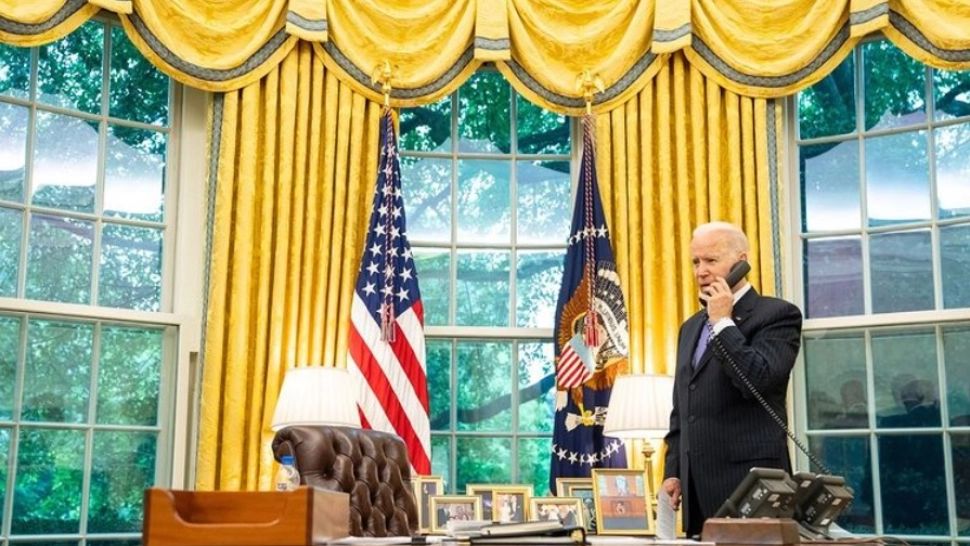 Viral printre suporterii QAnon. Misterul UMBREI lui Trump în biroul lui Biden
