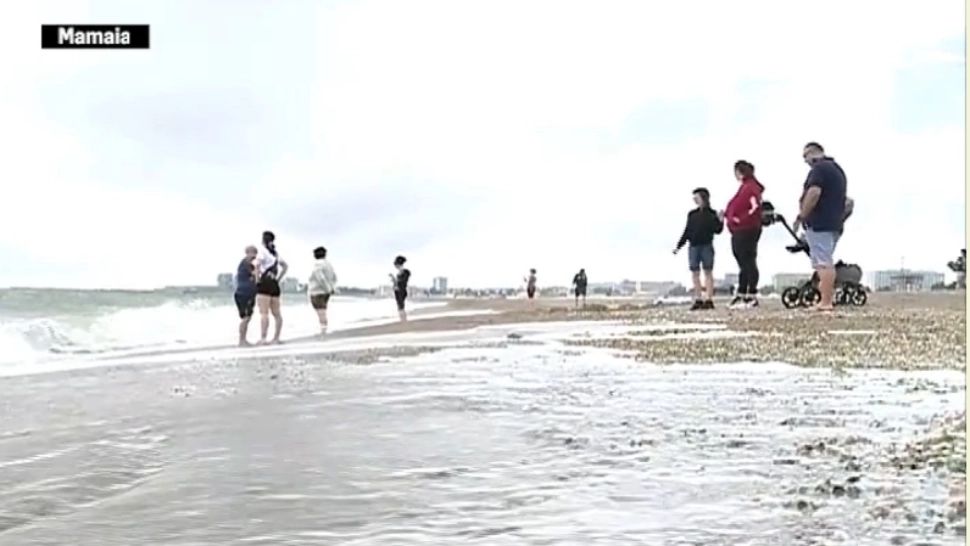 VIDEO Minivacanța de Rusalii, aproape ruinată de ciclon: Vreme ploioasă și rece la malul mării, cazări ANULATE