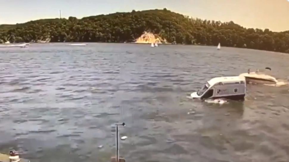 O ambulanță furată a ajuns în Golful Irondequoit, după o urmărire ca-n filme de peste 160 de km. Polițiștii nu au reușit să-l oprească pe șofer