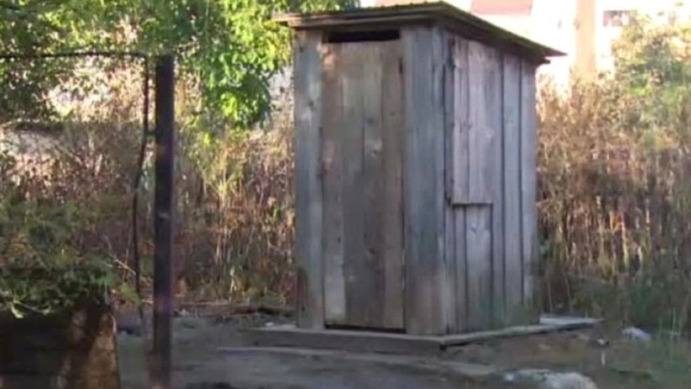 La un pas de TRAGEDIE: Doi frați au căzut în toaleta din curte. Micuții au fost transportați de URGENȚĂ la spital