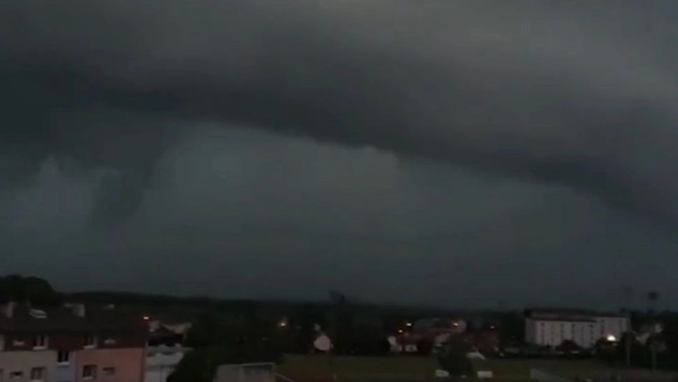 Furtuni PUTERNICE în Franța și Belgia: Nori apocaliptici și tornade - oameni răniți