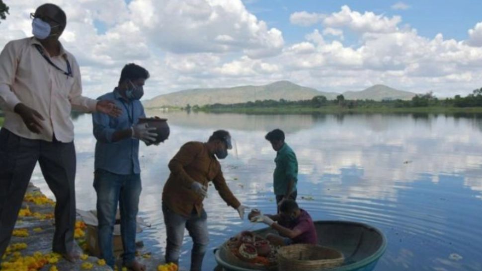  Urne cu cenuşa a peste 1.200 de victime ale COVID-19, scufundate în râul Kaveri, într-o ceremonie hindusă de eliberare a sufletului 