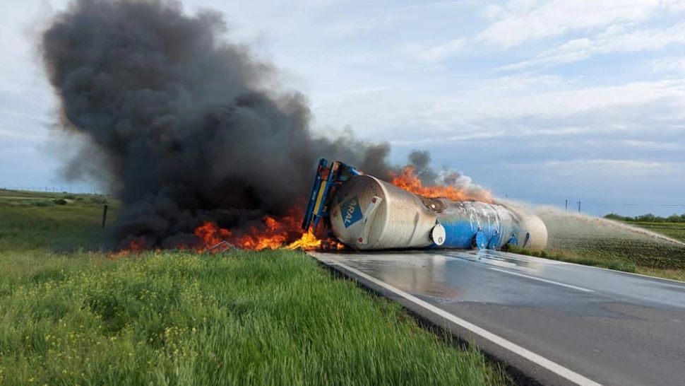 VIDEO O cisternă încărcată cu motorină a EXPLODAT pe DN21A! Nu s-au înregistrat victime, traficul în zonă este complet blocat 