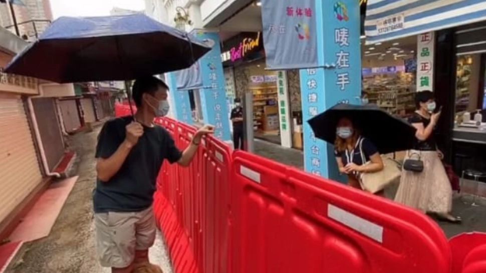 Un cuplu chinez, separat de restricțiile pandemiei de coronavirus, nu s-a lăsat bătut. Povestea INCREDIBILĂ a unei iubiri transfrontaliere