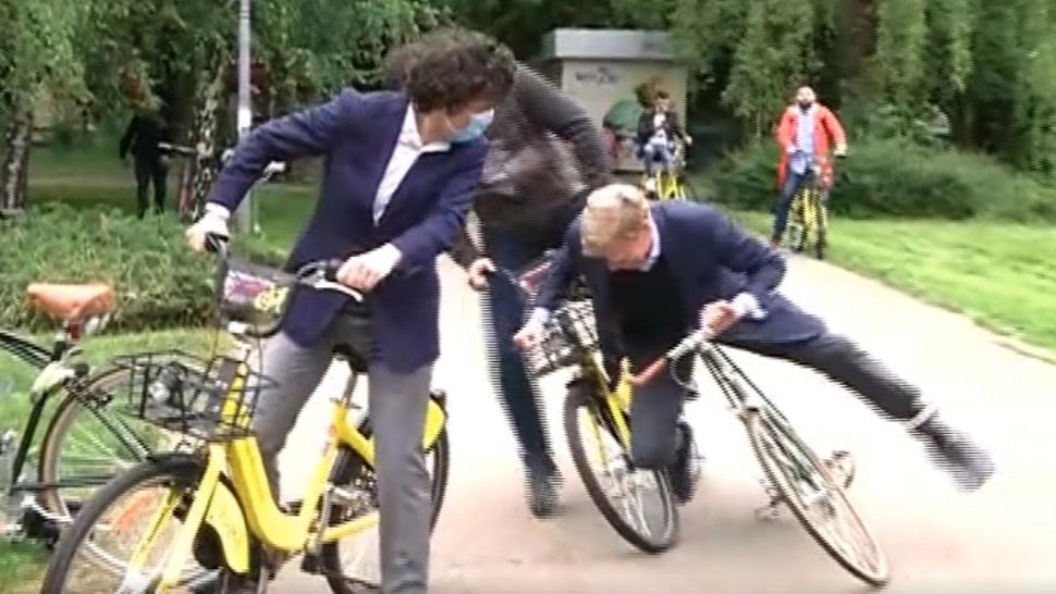 VIDEO Incident hilar, șeful unei mari bănci a căzut cu bicicleta, sub ochii lui Nicușor Dan și Tanczos Barna