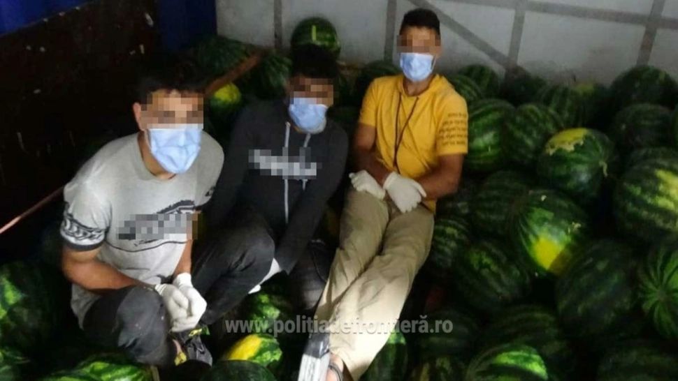 Trei afgani, descoperiți într-un camion plin cu peneni, la Vama Bechet. Aceștia încercau să intre ILEGAL în România