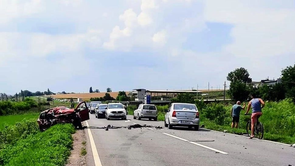 Accident grav în Galați, un microbuz s-a ciocnit frontal cu un autoturism. Mai multe persoane au fost rănite