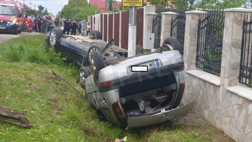 Accident grav, în jud. Satu Mare. 7 victime, între care 2 copii. Mașinile s-au răsturnat după impact 