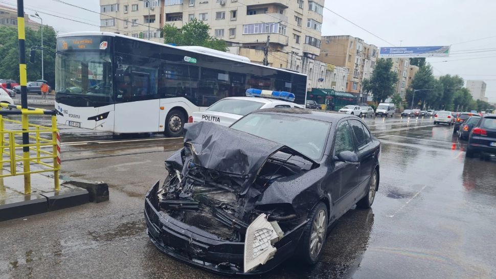 Accident șocant, în Iași: un șofer DROGAT a lovit 15 mașini și un tramvai 