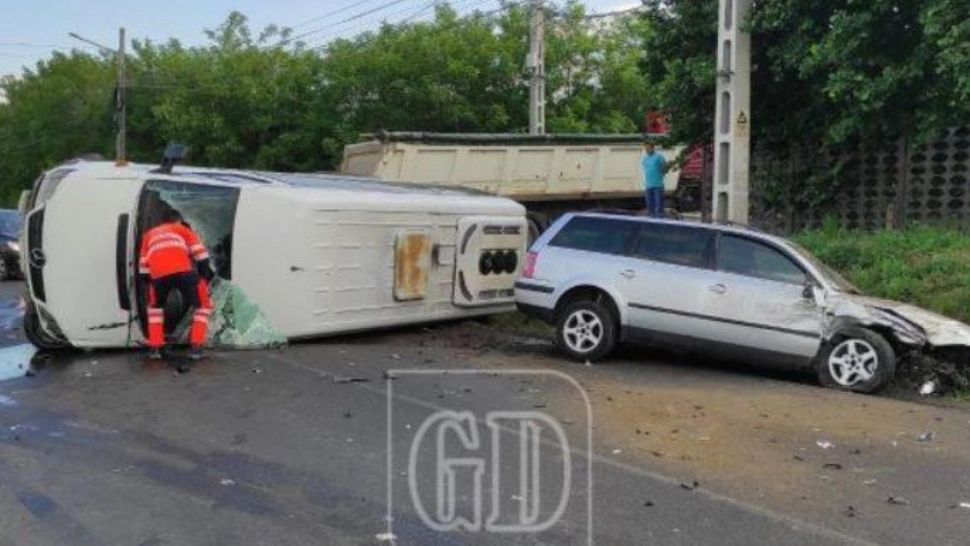 Doi morți într-un accident dintre un microbuz școlar și un autoturism