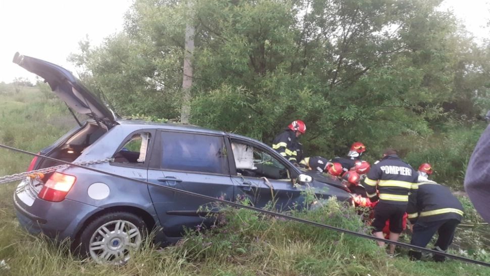 VIDEO - Accident mortal în Olt - Un bărbat a căzut cu mașina într-un canal de apă