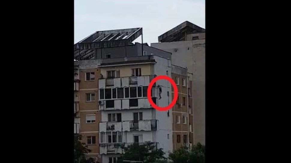 Șocant - Un bărbat s-a aruncat de la etajul 6 al unui bloc - Momentul a fost filmat