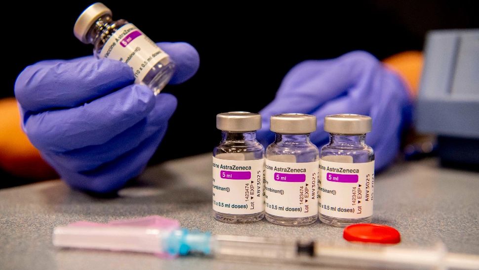 Un oficial al EMA recomandă evitarea vaccinării cu serul anti-Covid AstraZeneca